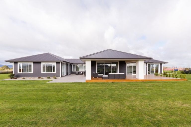 Photo of property in 33 Hartwell Drive, Kelvin Grove, Palmerston North, 4470
