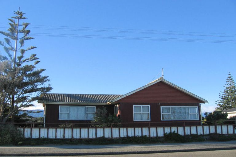 Photo of property in 42 Marine Parade, Otaki Beach, Otaki, 5512
