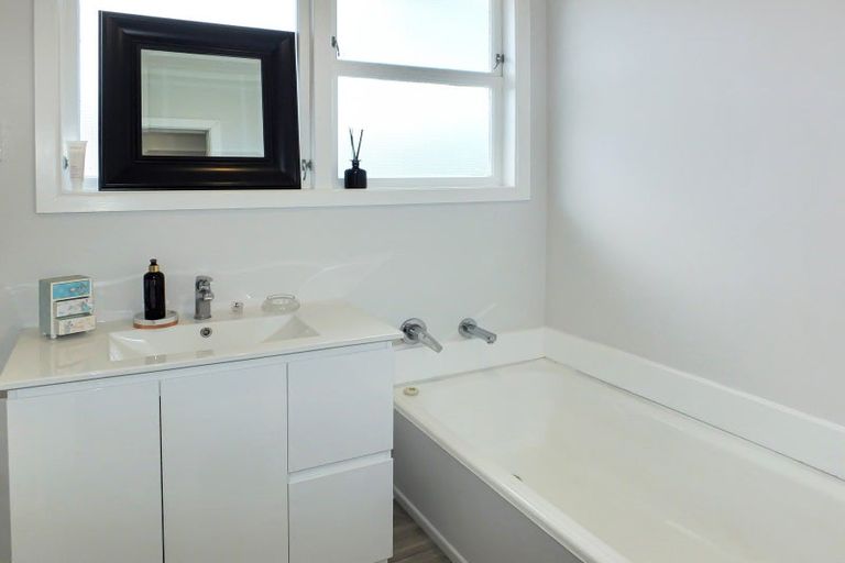 Photo of property in 16 Mark Perreau Place, Foxton, 4814