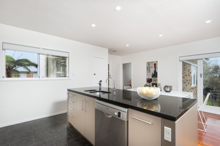 Photo of property in 39 Royal View Road, Te Atatu South, Auckland, 0610