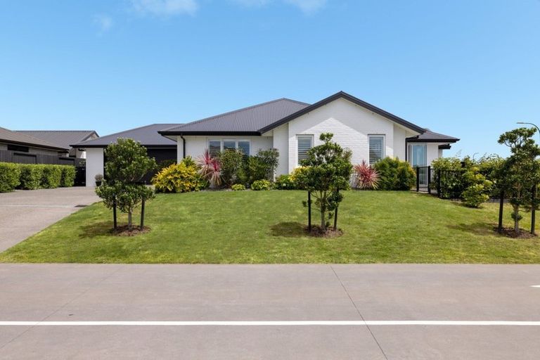 Photo of property in 2 Taioma Close, Papamoa, 3118