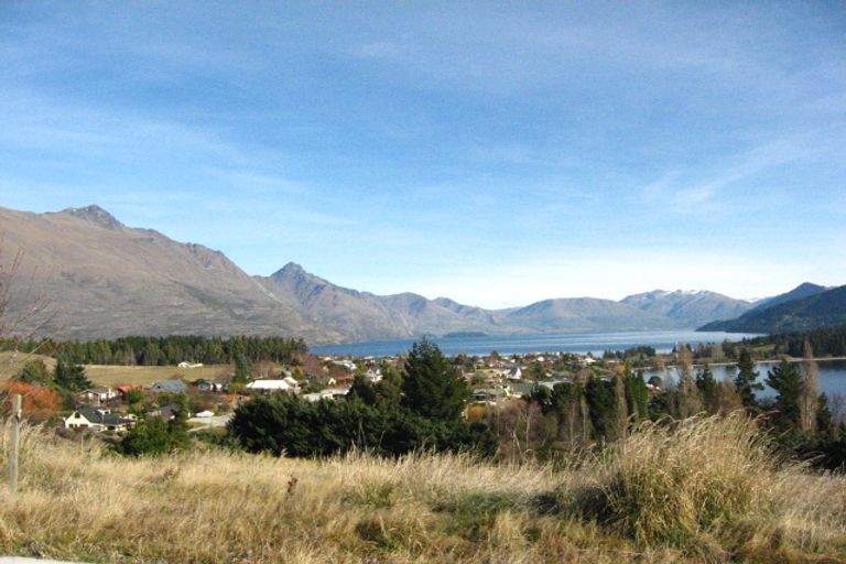 Photo of property in 14 Garland Terrace, Kelvin Heights, Queenstown, 9300