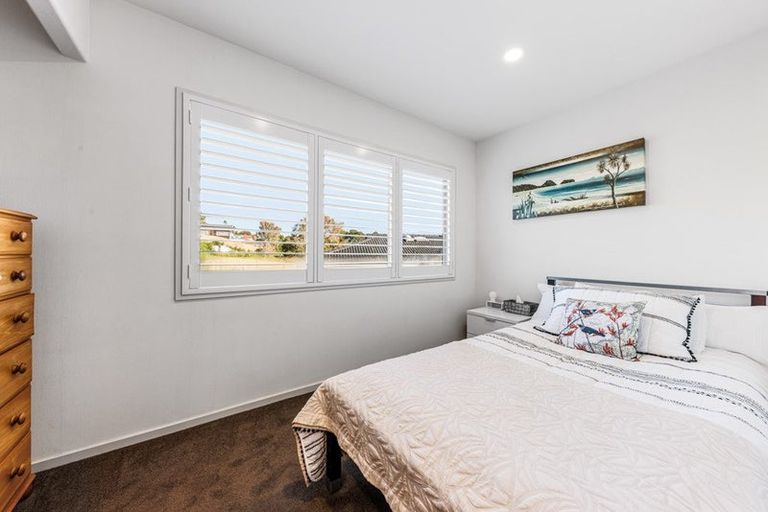 Photo of property in 2/12 Browns Road, Rothesay Bay, Auckland, 0630