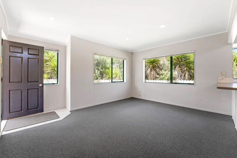 Photo of property in 2/52 Donald Street, Stanmore Bay, Whangaparaoa, 0932