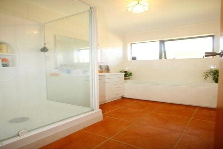 Photo of property in 2/131 Glenmore Road, Sunnyhills, Auckland, 2010