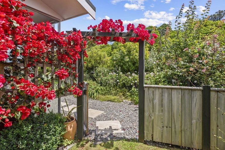 Photo of property in 2 Rewarewa Crescent, Waikanae, 5036