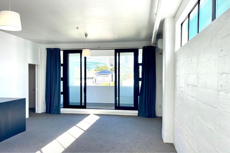 Photo of property in Endeavour Apartments, 18/125 Thorndon Quay, Pipitea, Wellington, 6011