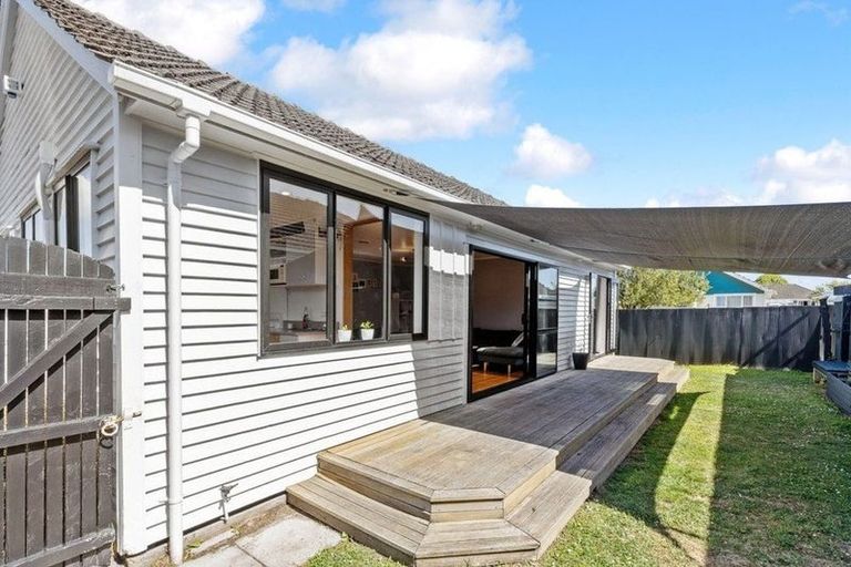 Photo of property in 2/7 Wilmot Street, Northcote, Christchurch, 8052