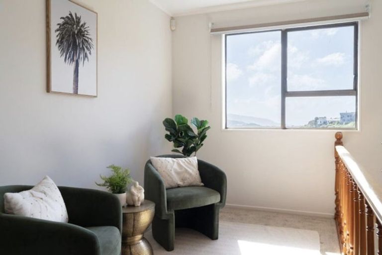 Photo of property in 44 Colchester Crescent, Newlands, Wellington, 6037