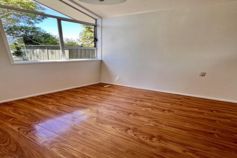 Photo of property in 32 Casuarina Road, Half Moon Bay, Auckland, 2012