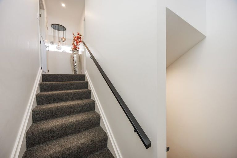 Photo of property in 37 Vaucluse Heights, Fitzherbert, Palmerston North, 4410