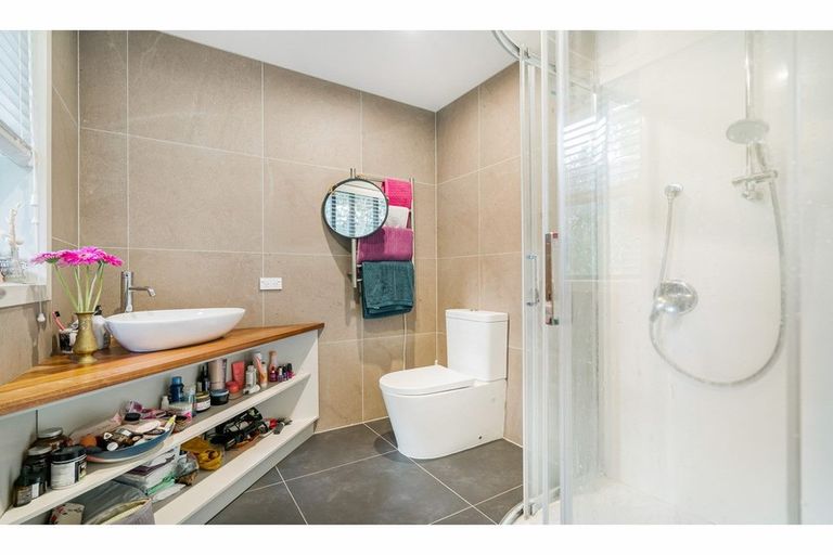 Photo of property in 23c West Lynn Road, Titirangi, Auckland, 0604