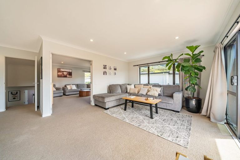 Photo of property in 14 Cosgrove Rise, Riverstone Terraces, Upper Hutt, 5018
