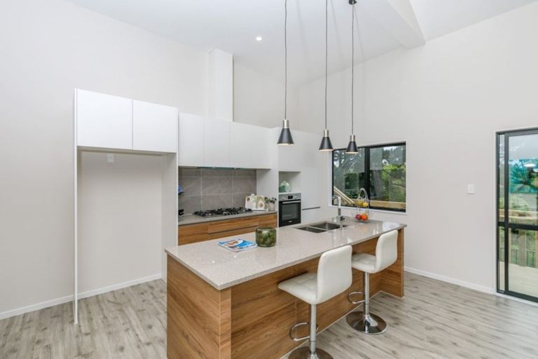 Photo of property in 2 Tarara Lane, Kumeu, 0810