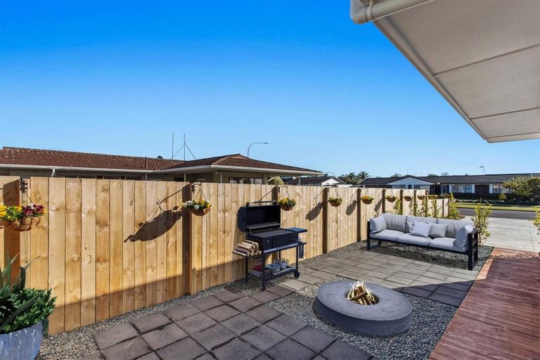 Photo of property in 1a Hikurangi Street, Te Atatu Peninsula, Auckland, 0610