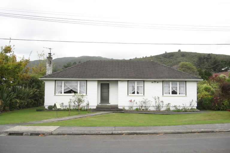 Photo of property in 2 Kopara Grove, Stokes Valley, Lower Hutt, 5019