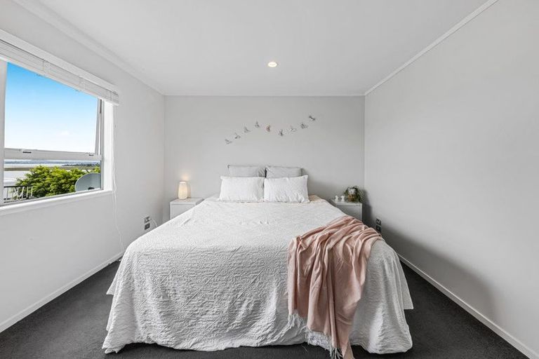 Photo of property in 2/143a Wiseley Road, West Harbour, Auckland, 0618