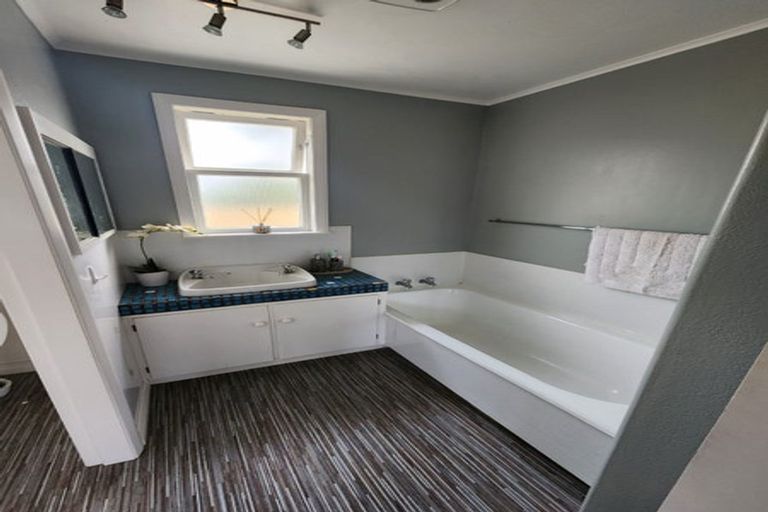 Photo of property in 4 Woburn Place, Takaro, Palmerston North, 4412