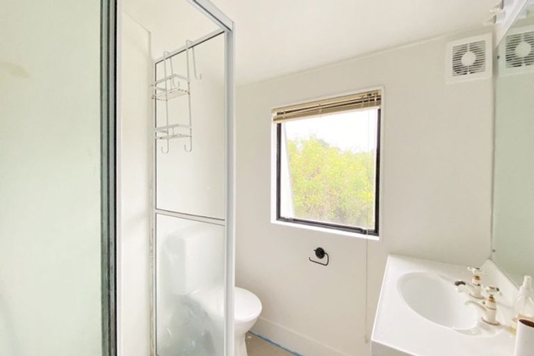 Photo of property in 16 Opanuku Road, Henderson Valley, Auckland, 0612