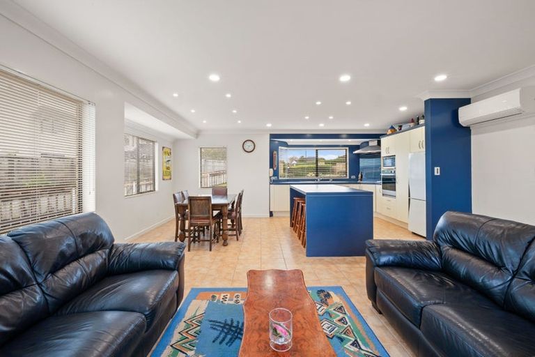 Photo of property in 10 Larsen Place, Merrilands, New Plymouth, 4312