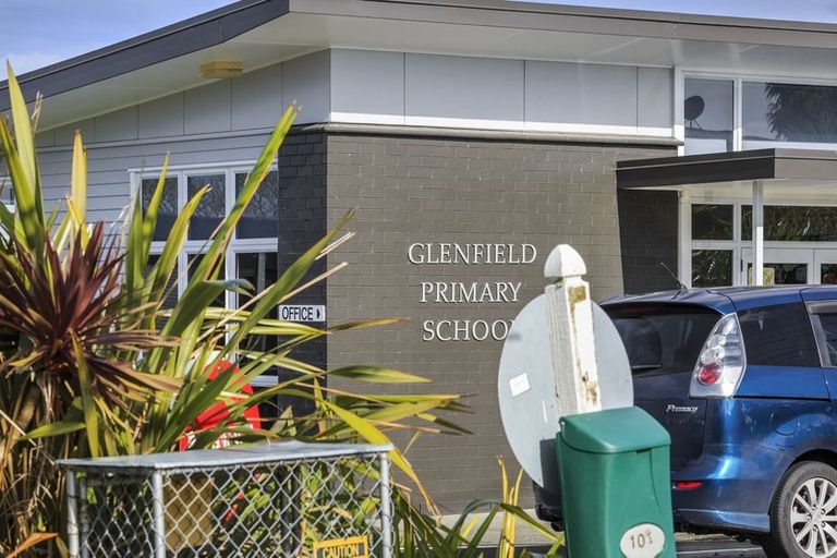 Photo of property in 3/2 Bentley Avenue, Glenfield, Auckland, 0629