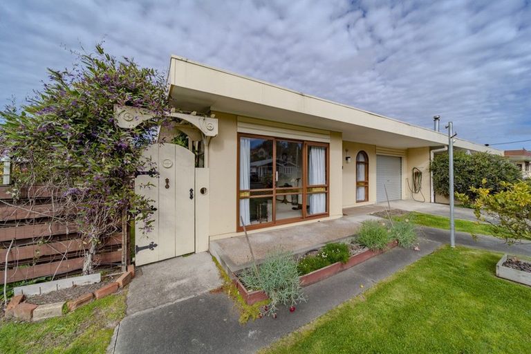 Photo of property in 5 Waverley Street, Waipawa, 4210