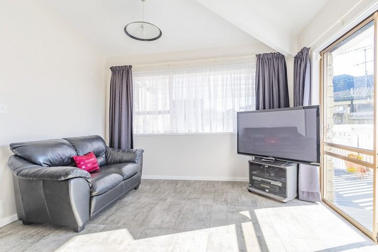 Photo of property in 71 Ray Small Drive, Pahurehure, Papakura, 2113