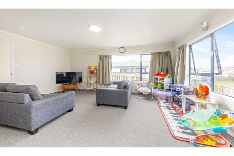 Photo of property in 2/73 Etherton Drive, Weymouth, Auckland, 2103