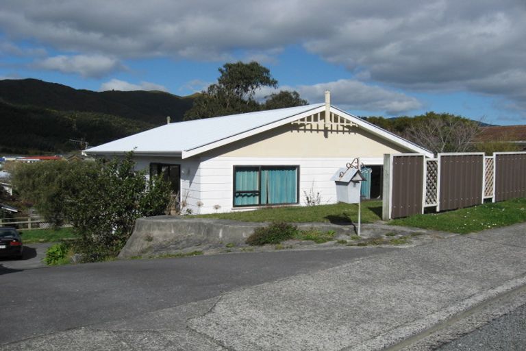 Photo of property in 7 Naseby Grove, Wainuiomata, Lower Hutt, 5014
