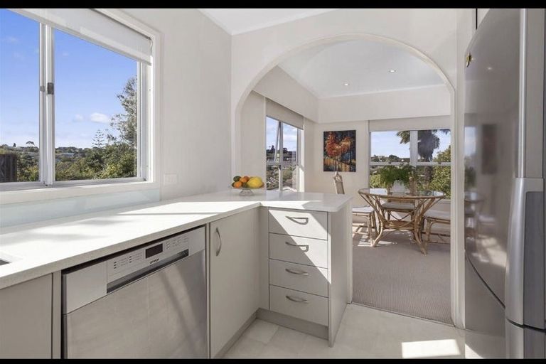 Photo of property in 15 Ravenwood Drive, Forrest Hill, Auckland, 0620