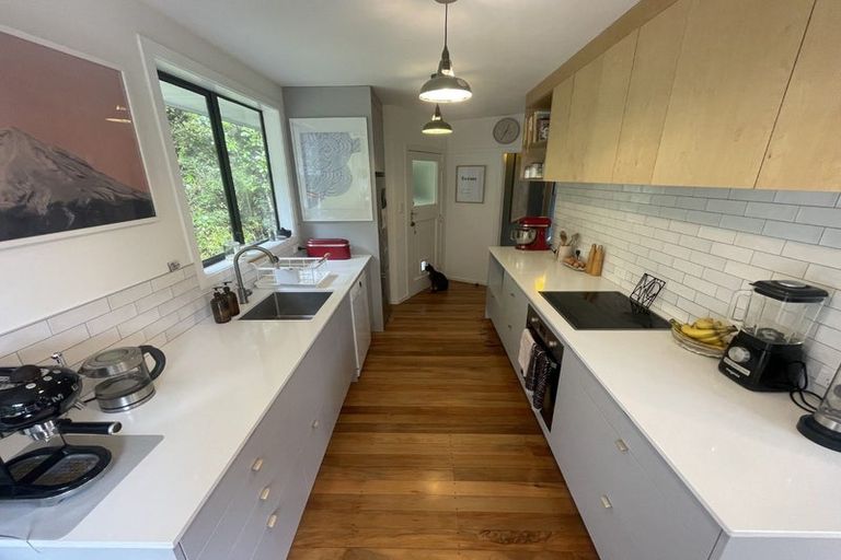 Photo of property in 155 Pinehaven Road, Pinehaven, Upper Hutt, 5019