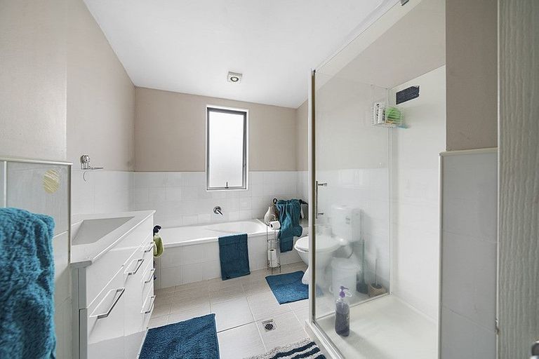 Photo of property in 28/3 Hulme Place, Henderson, Auckland, 0612