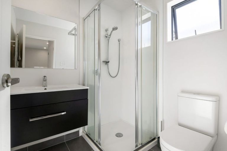 Photo of property in 2/36 Kaipatiki Road, Glenfield, Auckland, 0629