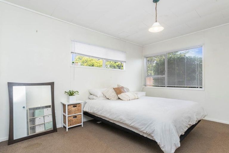 Photo of property in 11 Denver Avenue, Sunnyvale, Auckland, 0612