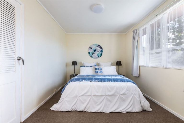 Photo of property in 32 Serwayne Place, Sunnyvale, Auckland, 0612