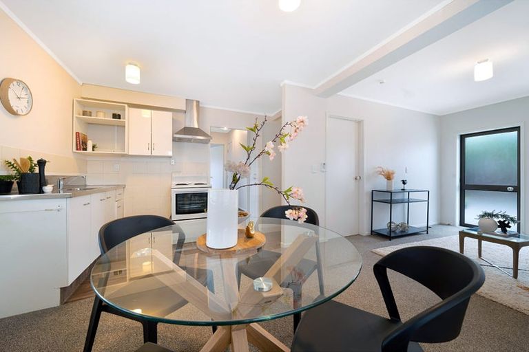 Photo of property in 2/12 Grimshaw Place, Henderson, Auckland, 0612