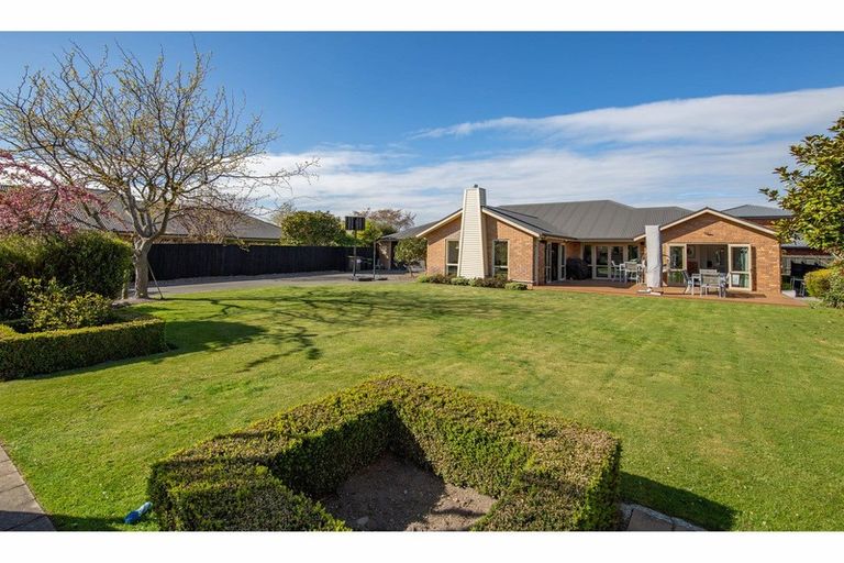 Photo of property in 10 Coolspring Way, Redwood, Christchurch, 8051