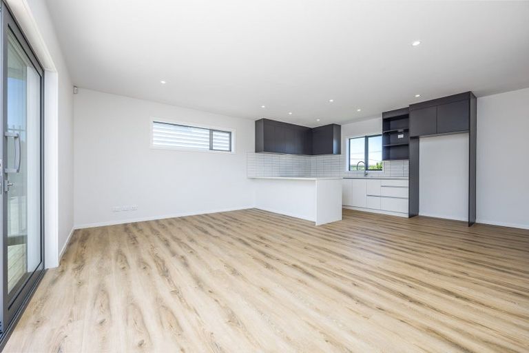 Photo of property in 3/94 Target Road, Totara Vale, Auckland, 0629