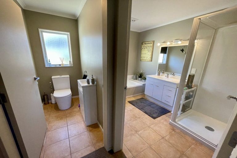 Photo of property in 23 James Nairn Grove, Riverstone Terraces, Upper Hutt, 5018