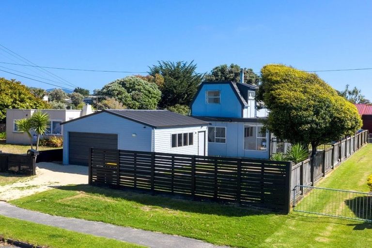 Photo of property in 30 Rangihiroa Street, Waikanae Beach, Waikanae, 5036