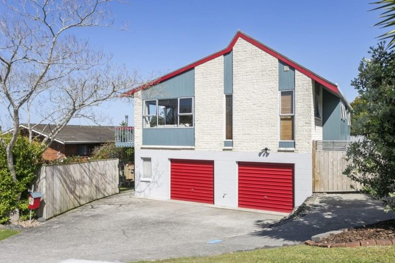 Photo of property in 8 Valdese Rise, Browns Bay, Auckland, 0630