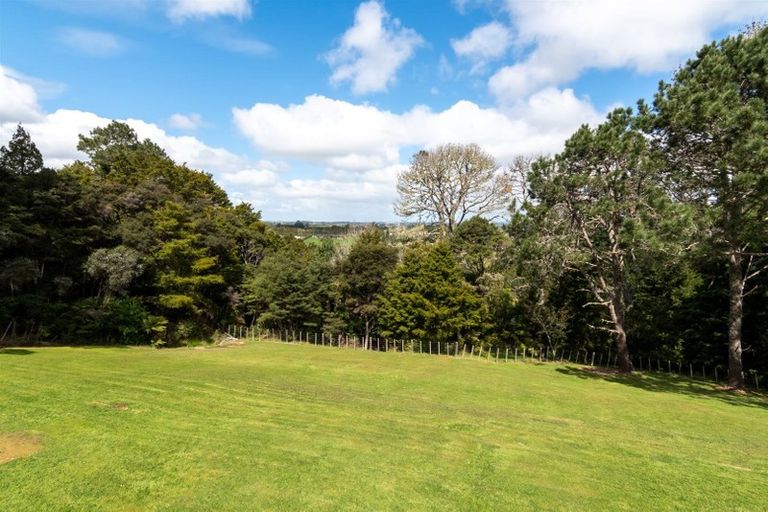 Photo of property in 43 Pinetone Road, Kumeu, 0892