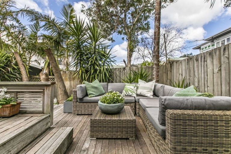 Photo of property in 23a Stafford Road, Northcote Point, Auckland, 0627