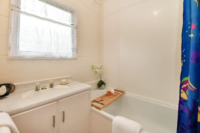 Photo of property in 60 Albatross Road, Red Beach, 0932