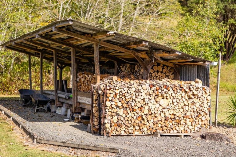 Photo of property in 100 Motukaraka Point Road, Kohukohu, 0491