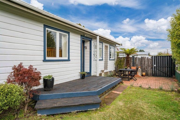 Photo of property in 8a Farnworth Avenue, Holdens Bay, Rotorua, 3010