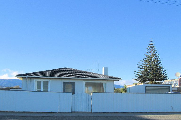 Photo of property in 44 Marine Parade, Otaki Beach, Otaki, 5512