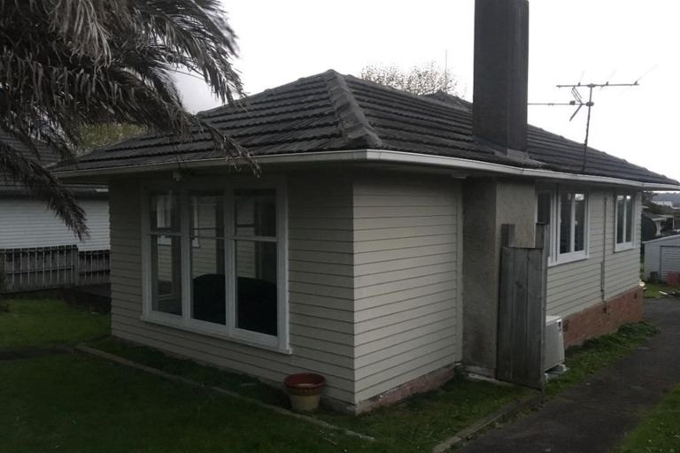 Photo of property in 6 Paton Avenue, Te Atatu South, Auckland, 0610