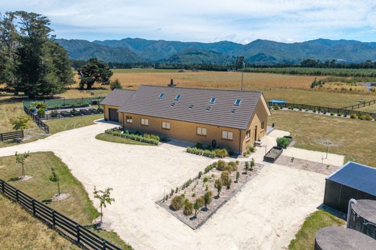 Photo of property in 69 Longwood Road, South Featherston, Featherston, 5771