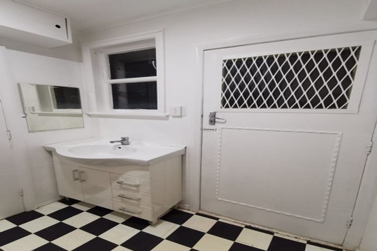 Photo of property in 323 Oxford Terrace, Avalon, Lower Hutt, 5011
